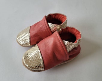 Babypantoffeln aus weichem Leder - Geburtsgeschenk - Modell "Eugènie" aus Leder in Himbeere und Gold