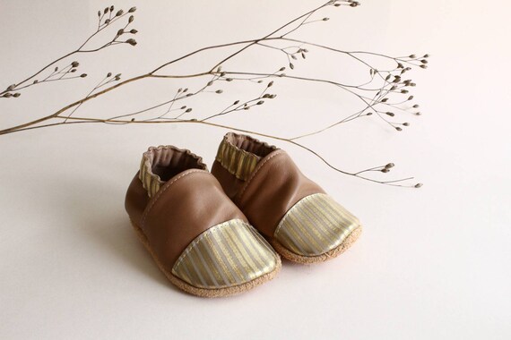 model Eugènie apricots and gold birth gift baby slippers in soft leather