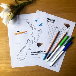 Puede incluir: Un rastreador de ahorros de Nueva Zelanda imprimible con un mapa del país, un kiwi y un kayak. El rastreador tiene columnas para el presupuesto y el gasto real.