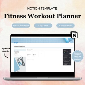 Può includere: Uno schermo di computer portatile che mostra un modello Notion per un pianificatore di allenamento fitness. Il modello è intitolato "Fitness [BLUE TEMPLATE]" e presenta uno schema di colori blu. Lo schermo mostra anche una corda per saltare e un lettore musicale con una playlist.