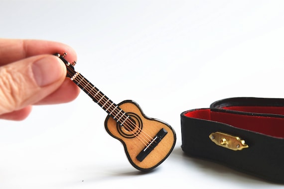 DOLLS HOUSE ACOUSTIC GUITAR MINIATURE 8cm IN CASE NEW BOXED 9/562 
