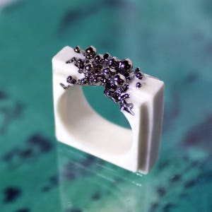 Liquid Quadrate porcelain ring