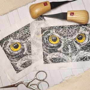 Impression linogravure Hibou 5 x 7 sur papier de fibres naturelles, accents colorés à la main
