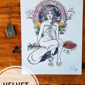 Peut inclure: Illustration d'une femme aux cheveux roses et une robe blanche, assise sur un balai. L'œuvre comprend le texte "ALL THE MAGIC I HAVE KNOWN I'VE HAD TO MAKE MYSELF" dans un cercle. La signature de l'artiste et l'année 2018 sont visibles.