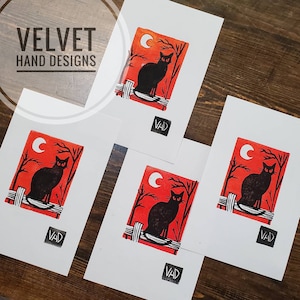 Impressão linogravura de gato de Halloween em duas cores em papel 5,5x8,5