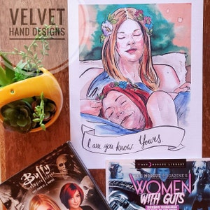 Peut inclure: Peinture à l'aquarelle de deux femmes avec des fleurs dans les cheveux. La femme du haut regarde la femme en dessous d'elle. Le texte "Je suis, tu sais. Tiens." est écrit sous les femmes.