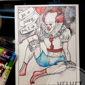 Könnte beinhalten: Aquarell-Illustration von Pennywise dem tanzenden Clown aus dem Film Es. Der Clown sitzt mit einem roten Ballon und einem Text, der "See a penny, pick it up." lautet.