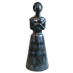 Femme d'Amérique du Sud vintage avec pot, décor ornement en terre cuite noir violet, grande pièce d'exposition c1960-70's / EVE de France