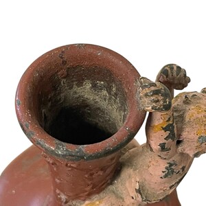 Pu&ograve; includere: Una tazza di ceramica bianca con manico nero e la scritta "But First, Coffee" in grassetto nero. La tazza &egrave; posta su uno sfondo neutro, che ne evidenzia il design semplice.