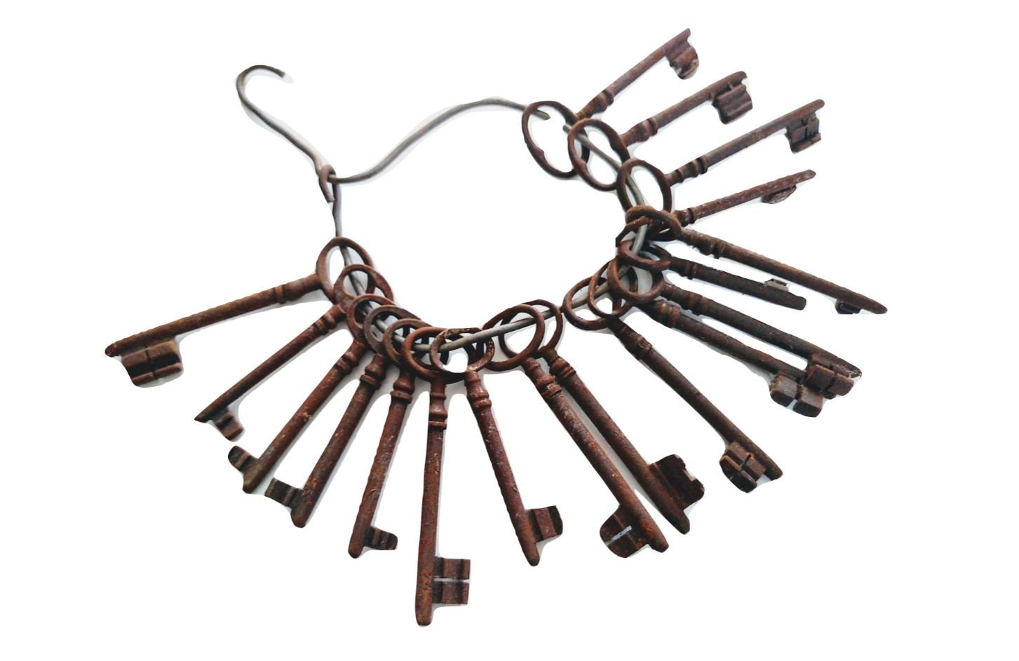 Antiquité Français Collection Moyenne de Clés Fer Rouillés Comme Trouvé sur Wire Loop Rangeboard Tir