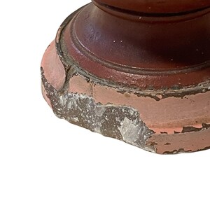 Pu&ograve; includere: Una tazza di ceramica bianca con manico nero e la scritta "But First, Coffee" in grassetto nero. La tazza &egrave; appoggiata su una superficie di legno. La tazza &egrave; alta circa 10 cm.