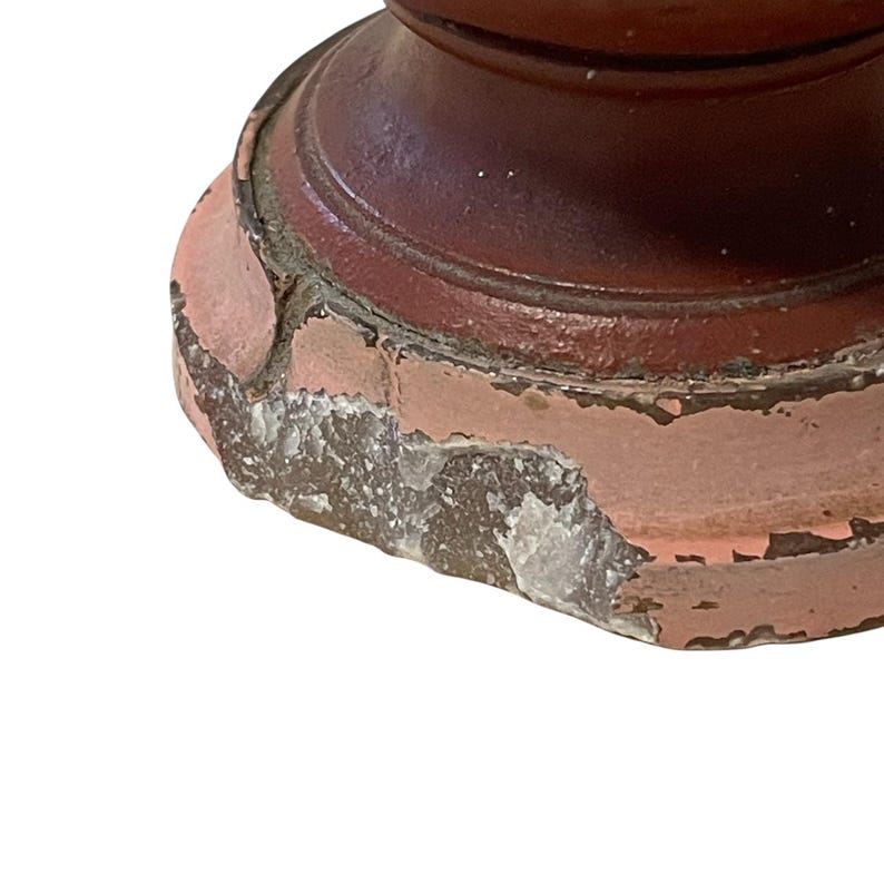 Pu&ograve; includere: Una tazza di ceramica bianca con manico nero e la scritta "But First, Coffee" in grassetto nero. La tazza &egrave; appoggiata su una superficie di legno. La tazza &egrave; alta circa 10 cm.