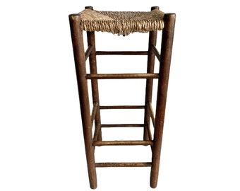Vintage rotan hoge barkruk Franse houten rieten bruin hout geweven raffia stoel stoelen string geweven plint standaard pot c1970-80's / EVE
