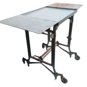 Máquina de escribir portátil de metal francesa antigua, pesada, industrial, con ruedas portátiles, mesa auxiliar extensible, soporte de exhibición, c1950-60 / EVE de France