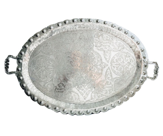 Plateau de service ovale couleur argent. Taille : 40x25.5 cm.