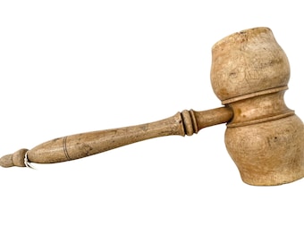 Op de afbeelding: Een houten hamer met een bruine steel en een lichtbruine kop. De kop is rond en heeft een lichte kromming. De steel is glad en heeft een lichte taps toelopende vorm.