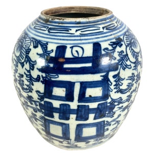 Puede incluir: Una jarra de porcelana azul y blanca con un diseño chino tradicional. La jarra presenta un símbolo de doble felicidad y patrones florales.