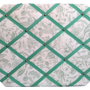 Vintage Français fait main sangle à épingles carte de correspondance magasin mur sangle stockage présentoir suspendu vert fleurs blanches c1960's / EVE de France
