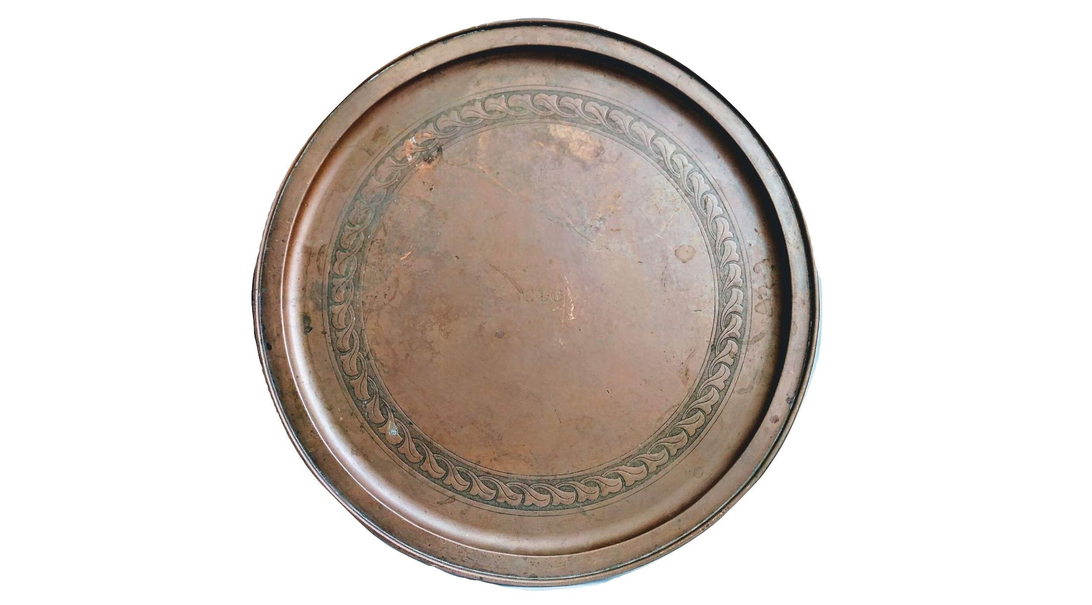 Antique Anglais Clg Monogram Large Circulaire Cuivre Finement Détaillé Plateau de Table Servant Plat