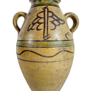 Peut inclure: Un grand vase en céramique brun avec deux anses. Le vase est peint d'un motif géométrique vert et brun.