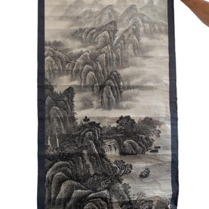 Antieke Japanse ongerestaureerde lange grote muur hangend aquarel schilderij op papier met zijden rand pagodelandschap c1910's / EVE de France
