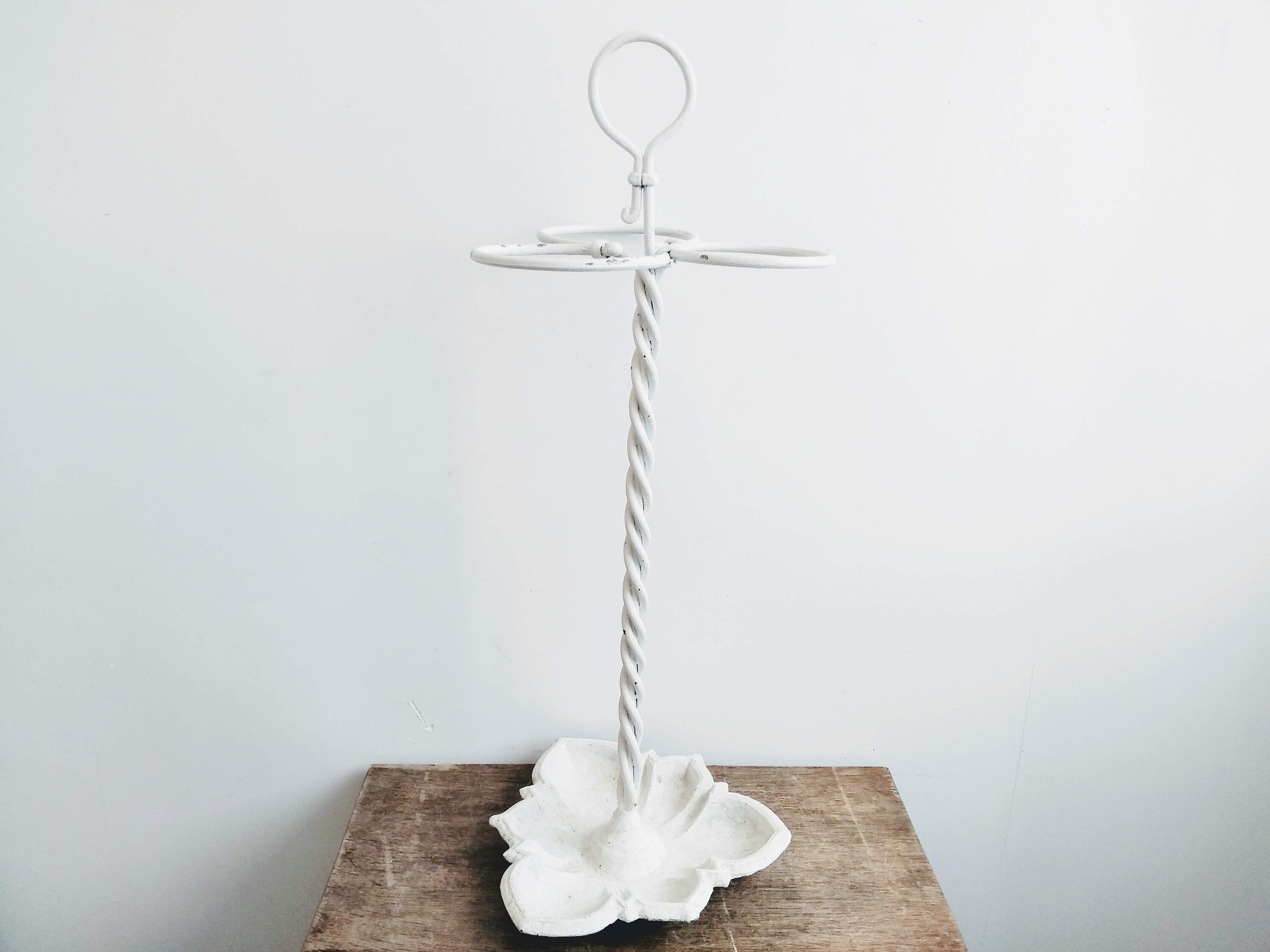 Vintage Français White Painted Iron Metal Umbrella Walking Stick Stand Container Pot Storage Doorway