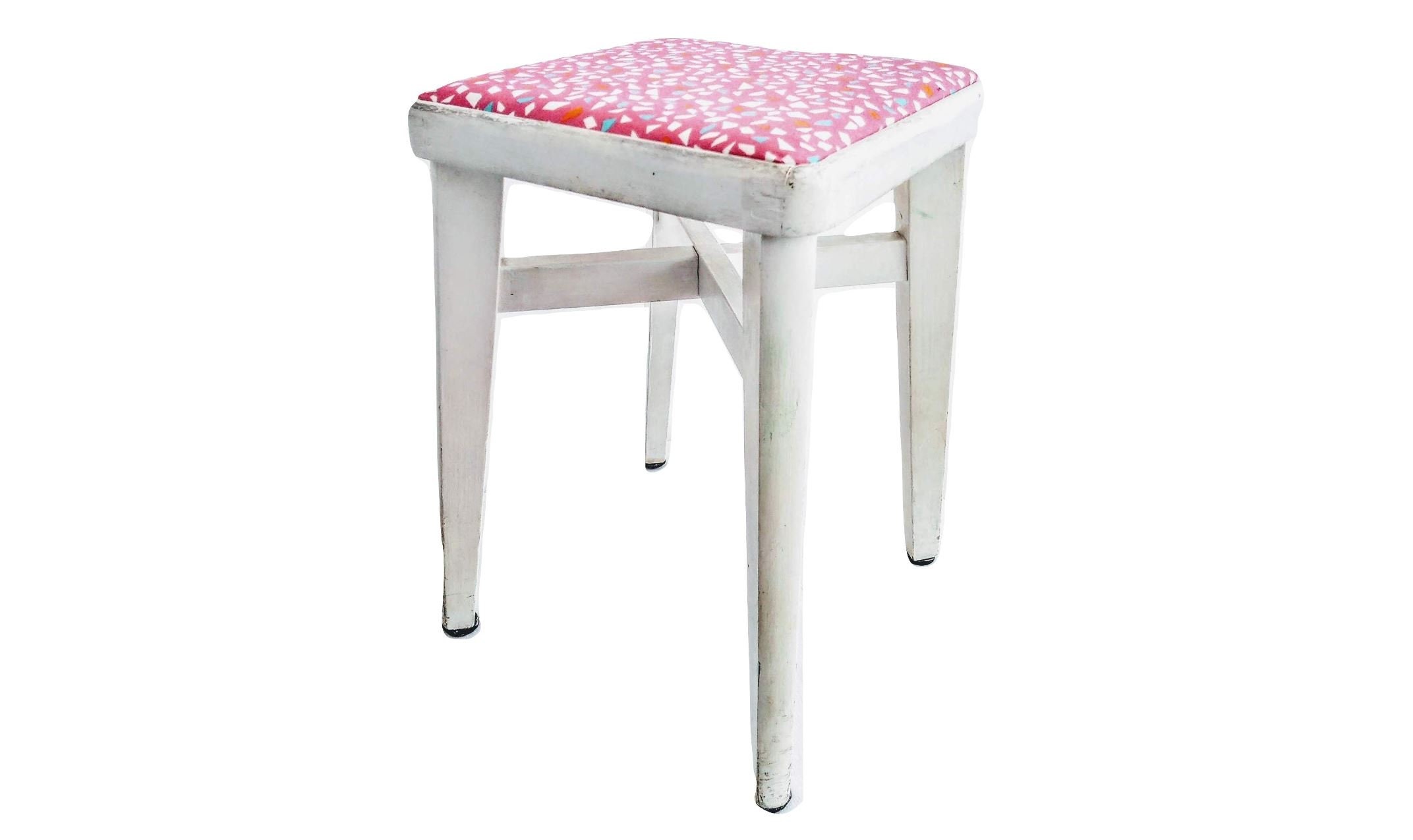 Tabouret Anglais Vintage Peint en Bois Blanc Remis à Neuf Chaise de Couverture Rose Support d'affich