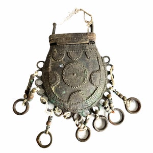 Monedero antiguo de bronce nigeriano africano de Benín Nupe con anillas, arte tribal primitivo de metal fundido, Costa de Marfil, década de 1920-1940 / EVE de France