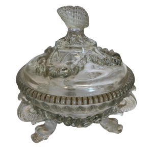 Vintage Französisch Klar Pressglas Überdachte Süßigkeiten Schale mit Muschel Motiv Bon Bon Candy Lagerung Display Prop circa 1950er Jahre / EVE de France