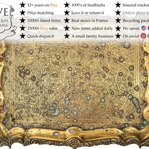 Puede incluir: Una bandeja grande, adornada, de metal dorado con intrincados dise&ntilde;os grabados. La bandeja tiene un borde elevado y una superficie ligeramente curvada.