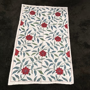 FLORAL Design Suzani Tischläufer, 16. Jahrhundert Muster, Vintage Design Stoff, handgemachte Suzani Tagesdecke, geeignet für Wand und Tischdecke