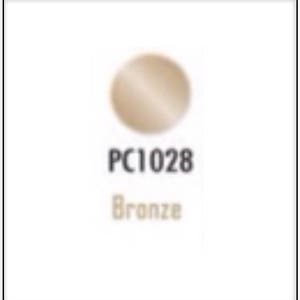 Op de afbeelding: Een ronde, bronzenkleurige verfchip met de code PC1028.