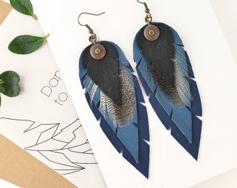 Ciemnoniebieskie kolczyki Kolczyki z piórkami Skórzane piórka Długie kolczyki Kolczyki boho Biżuteria boho Ręcznie robiona biżuteria skórzana FD008