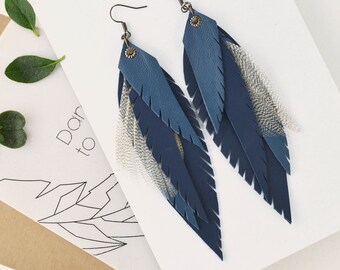 Niebieskie skórzane kolczyki z piórami, Długie skórzane kolczyki z piórami, Kolczyki z piórami Boho, Kolczyki na festiwal Boho, Biżuteria skórzana Boho, Prezent