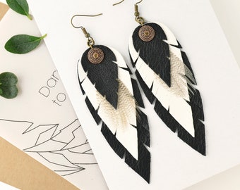 Schwarz-weiße Leder Feder Ohrringe, Lange Feder Ohrringe aus echtem Leder, Boho Ohrringe und Schmuck, handgefertigter Lederschmuck
