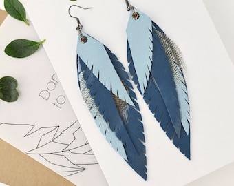 Niebieskie skórzane kolczyki z piórami, Długie skórzane kolczyki z piórami, Kolczyki z piórami Boho, Kolczyki na festiwal Boho, Biżuteria skórzana Boho, Prezent