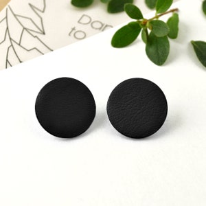 かわいい黒のレザーイヤリング。黒のマットなディスクスタッド。