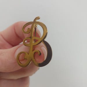 Broche de latón con la inicial B de la década de 1940