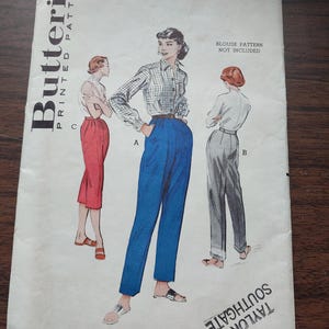 Può includere: Modello di cucito vintage per pantaloni da donna, taglia 26 di vita e 35 di fianchi. Il modello è di Butterick ed è per un paio di pantaloni a vita alta. Il numero del modello è 6592 e il prezzo è di 50 centesimi.