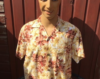 Vintage Hawaiian shirt with hibiscus print