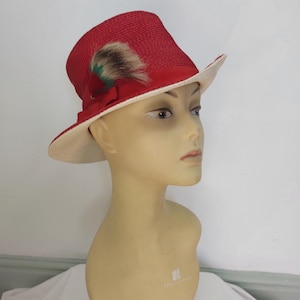 Cappello con rifiniture in piume rosse anni '40 e '50