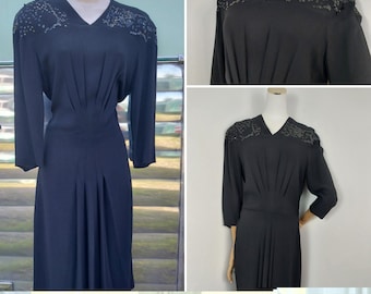 Robe en crêpe noire à paillettes des années 1940