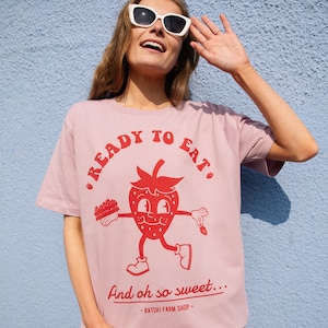 Ready To Eat Strawberry Women&#39;s Graphic T-Shirt