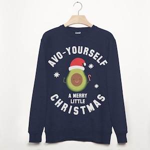 Può includere: Felpa blu navy con una grafica bianca di un avocado che indossa un cappello di Babbo Natale e il testo "Avo-Yourself A Merry Little Christmas".
