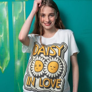 Daisy In Love Women&#39;s Slogan T-Shirt