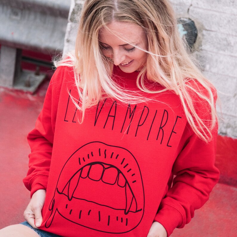 Le Vampire Womens Slogan Sweatshirt image 3