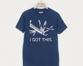 Camiseta con eslogan "Tengo esta navaja suiza" para hombre