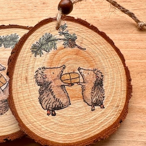 Décoration à suspendre hérisson des bois personnalisable, sur mesure, sur mesure. Cadeau de mariage, cadeau pour les enseignants. Etiquette cadeau, cadeau d'anniversaire