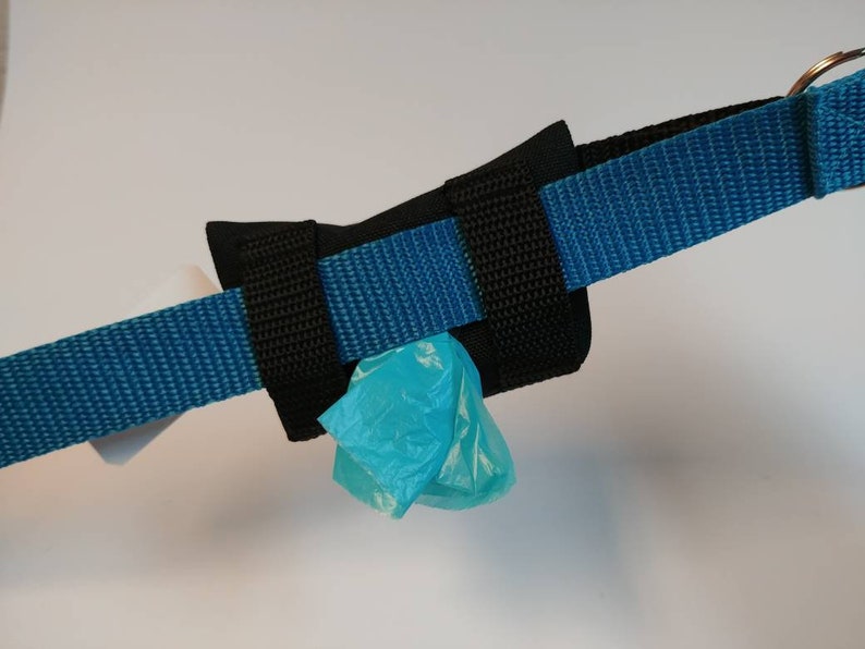 clings to the leash Pocket roll bag to collect small nature of your pet poop