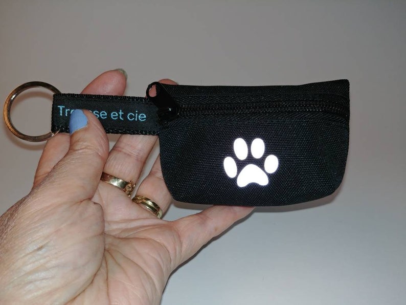 clings to the leash Pocket roll bag to collect small nature of your pet poop